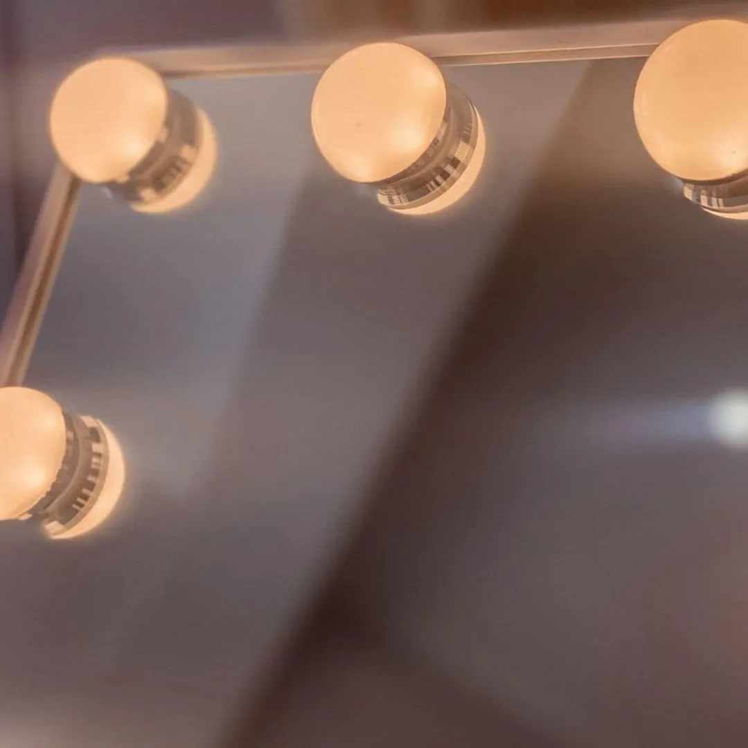 Khloe Mirror with 12 Hollywood LED lights